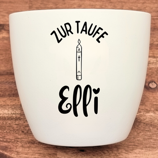 Weißer Blumentopf mit Aufdruck "Zur Taufe", Taufkerze und "Eppi". Taufgeschenk von Naturmacher.