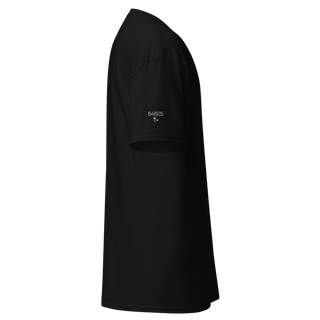 Schwarzes "Gassen & Reben" T-Shirt von Naturmacher, Seitenansicht, mit kleinem Aufdruck auf dem Ärmel.