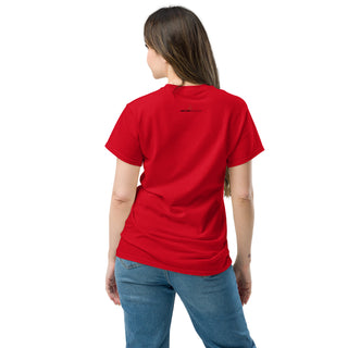 Rotes Unisex-T-Shirt mit Bensheim Skyline von Naturmacher, Rückansicht, getragen von Frau.