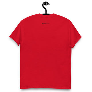 Rotes Unisex-T-Shirt von Naturmacher mit Bensheim Skyline, Rückansicht, auf schwarzem Kleiderbügel.