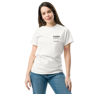 Frau trägt weißes "Gassen & Reben" T-Shirt von Naturmacher, Hommage an Bergstraße.