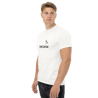 Weißes Unisex-T-Shirt mit "BNSHM"-Aufdruck, getragen von einem Mann, Naturmacher.
