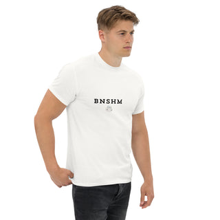 Weißes Bensheim Shirt von Naturmacher mit "BNSHM"-Aufdruck, getragen von einem Mann.