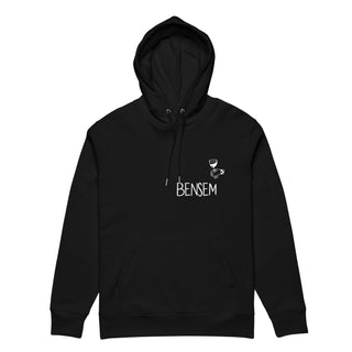 Schwarzer Eco-Hoodie von Naturmacher mit "BENSEM"-Aufdruck und Weinglas-Design, nachhaltig und gemütlich.