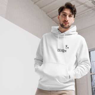 Weißer Eco-Hoodie "Bensheim" von Naturmacher, getragen von Mann, gemütlich und nachhaltig.
