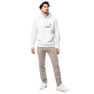 Mann trägt weißen Eco-Hoodie "Bensheim-Liebe" von Naturmacher, stehend, beige Hose, weiße Sneaker.