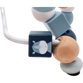 Goki Motorikschleife Azur: Nahaufnahme eines blauen Nashornwürfels auf der Schleife aus Holz- und Silikonperlen. Fördert d...