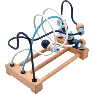 Goki Motorikschleife Azur. Holzrahmen mit blauen, weißen und dunkelblauen Drahtschlaufen und Perlen für Babys. Fördert Mot...