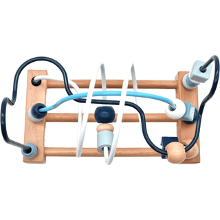 Goki Motorikschleife Azur: Holzrahmen mit blauen, weißen und naturfarbenen Perlen und Drahtführungen für Babys. Fördert Fe...