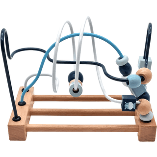 Goki Motorikschleife Azur. Blaue, weiße und naturfarbene Holzperlen und -schlaufen auf Holzrahmen. Fördert die Motorik von...