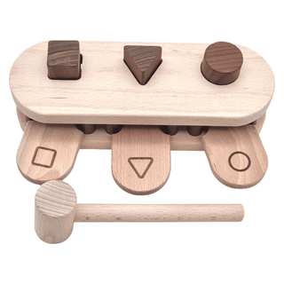 Holz-Hammerbank von Goki mit Formen und Symbolen, ideal für Kinder zum Lernen von Ursache und Wirkung.