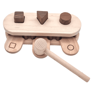 Goki Hammerbank aus Holz mit Formen und Hammer, ideal für Kinder zum Lernen von Formen und Ursache-Wirkung.