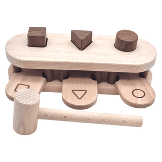 Holz-Hammerbank von Goki mit Formen und Symbolen, ideal für Kinder zum Lernen von Ursache und Wirkung.