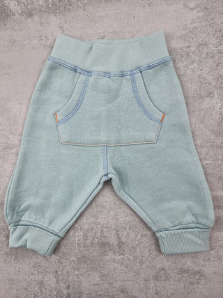 Hellblaue Bio-Baumwoll-Krabbelhose Froggy von Living Crafts mit aufgesetzter Gesäßtasche und Bündchen.