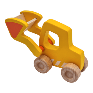 Gelber Goki Holz-Radlader mit oranger Schaufel, Seitenansicht. Spielzeug für Kinder.