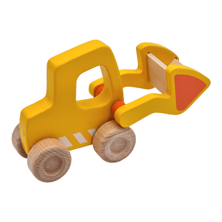 Gelber Holz-Radlader von goki mit orangefarbener Schaufel und Naturholzrädern. Spielzeug für Kinder.