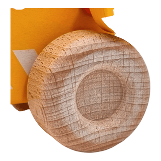 Nahaufnahme des Holzrades vom Goki Brummi Radlader, gelb mit weißem Muster.