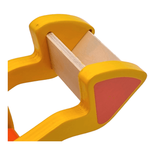 Goki Holz-Radlader, gelb mit roter Schaufel, Nahaufnahme. Spielzeug für Kinder.