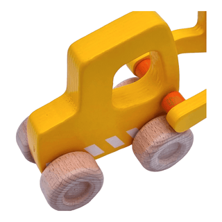 Gelber goki Holz-Radlader mit Naturholzrädern und angehobener Schaufel. Spielzeug für Kinder.