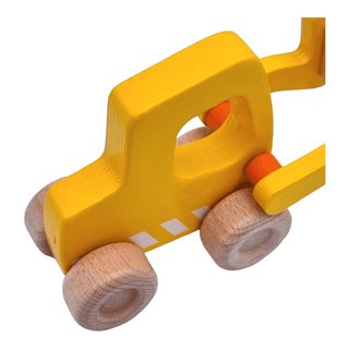 Gelber goki Holz-Radlader mit Naturholzrädern und oranger Gabel. Spielzeug für Kinder.
