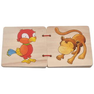 Goki Holzbilderbuch mit bunten Tiermotiven, geöffnet auf Papagei und Affe.