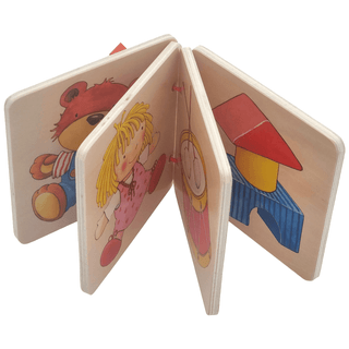 Goki Holzbilderbuch aufgefächert mit Illustrationen von Bär, Puppe, Trommel und Bauklötzen.