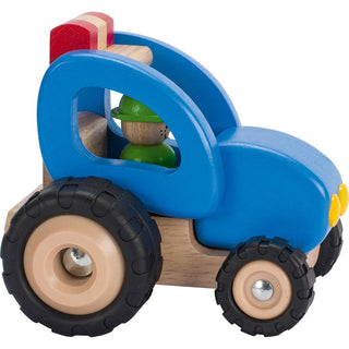 Goki Flinker Traktor, blauer Holztraktor mit grünem Fahrer. Spielzeugtraktor für Kinder.