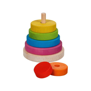 Bunter Stapelturm von Goki in Regenbogenfarben mit Holzringen auf Stab.