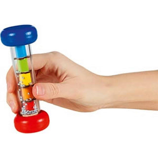 Goki Babyspielzeug Regenstab: Bunte, durchsichtige Röhre mit Perlen, gehalten von Kinderhand. Fördert musikalisches Spiel.