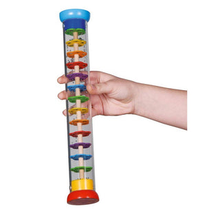 Großer, transparenter Regenstab von goki mit bunten, kaskadenförmig angeordneten Scheiben, gehalten von einer Kinderhand. ...