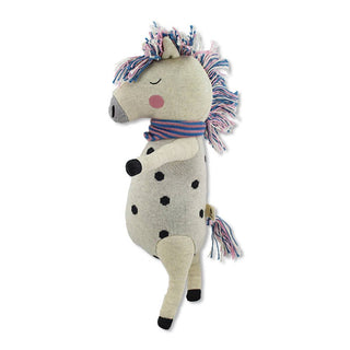Kuscheliges gestricktes Pferd mit rosa-blauer Mähne, blauem Schal und schwarzen Punkten von ava&yves. Bio-Strick.