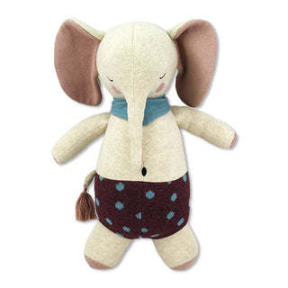 Kuscheliger Bio-Strick Elefant von ava&yves mit blauem Schal und gepunkteter Hose. Ideal zum Kuscheln.