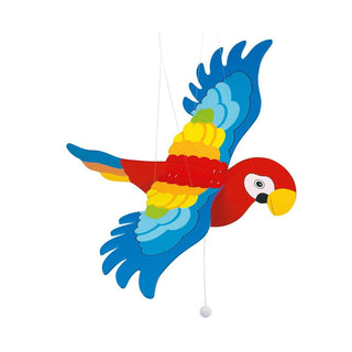 Bunter Holz-Schwingpapagei von goki im Flug. Roter Kopf, blauer Flügel, gelber und orangefarbener Körper. Hängend an Schnü...