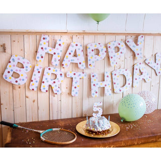 Happy Birthday"-Girlande von ava&yves mit buntem Konfettimuster. Perfekt für Geburtstagsfeiern.